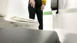 Camera in bathroom records hotel company executive - 14 image