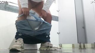 Recording patients pissing in hospital - 11 image