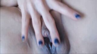 Stripping cougar Jordyn Banks rubs her clit - 6 image