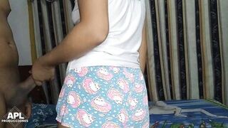 Me gusta morbosear a mi hermanastra mientras prepara alista su cama - Parte 1 - 3 image