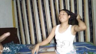 Me gusta morbosear a mi hermanastra mientras prepara alista su cama - Parte 1 - 4 image