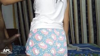 Me gusta morbosear a mi hermanastra mientras prepara alista su cama - Historia completa