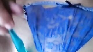 Madura muy caliente se masturba con un consolador improvisado y llega al orgasmo - 6 image