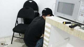 Fuck the plumber in swap for his services -CREAMPIE - Porn in Spanish - 3 image