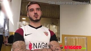 Guy didn't want black girls... Until he saw Jennifer's GIANT MELLONS! - 9 image