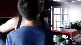 ME LLENA EL CULO DE LECHE EN LA COCINA - 2 image