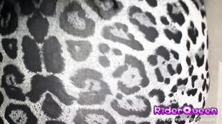 Mommy play vibrator in cabin - 2 image