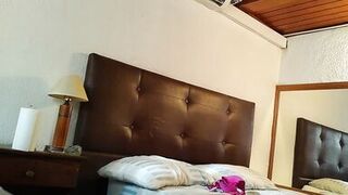 Mi vecina me recibe en su casa - 10 image