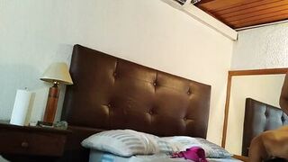 Mi vecina me recibe en su casa - 13 image