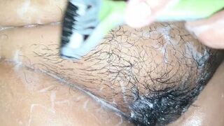 Shaving my fat pussy - 1 image