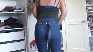 Mother and sister show off their big ass to their friends - 9 image