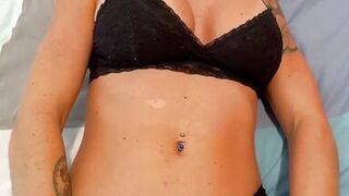 Fitness Milf se deja meter un dildo enorme por su vecino - 5 image