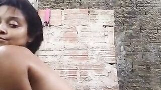 MILF morena no banho - 3 image