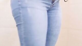 Sexy Secretaria Mexicana Latina Culo Gordo Quitándose La Ropa En El Baño De Su Oficina Amateur - 2 image