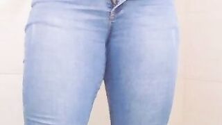 Sexy Secretaria Mexicana Latina Culo Gordo Quitándose La Ropa En El Baño De Su Oficina Amateur - 3 image