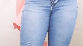 Sexy Secretaria Mexicana Latina Culo Gordo Quitándose La Ropa En El Baño De Su Oficina Amateur - 4 image