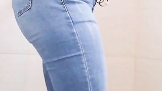 Sexy Secretaria Mexicana Latina Culo Gordo Quitándose La Ropa En El Baño De Su Oficina Amateur