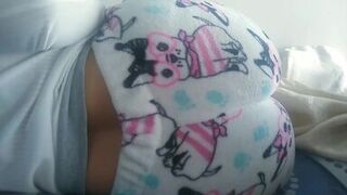 Dejo que Mi Hijastro Duerma Conmigo, Aprovecha Para Follarme