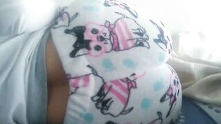 Dejo que Mi Hijastro Duerma Conmigo, Aprovecha Para Follarme - 2 image