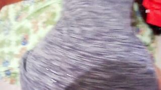 Vizinho saiu a mulher dele veio aqui dar o bucetão pra mim