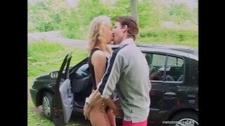 Estacionou o carro e comeu a vadia - 1 image