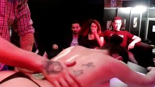 Empieza con masaje y termina en sexo. Bianka blue. Victor bloom.