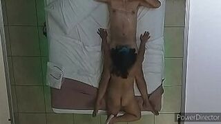 Mi mujer me lo chupa rico y bebe todo el goo de mi vergota. - 1 image