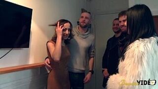 Sonia et Jennifer deux coquines hawt se partagent trois bites - 1 image