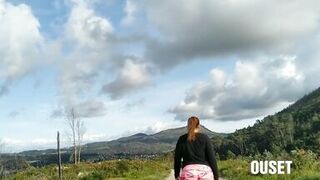 Mi prima me pone la polla dura con su enorme culo - 1 image