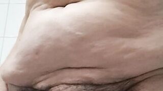 Mature milf creams her hairy pussy - 2 image