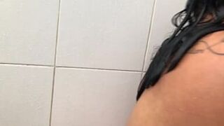Big ass girl masturbates in the bathroom
