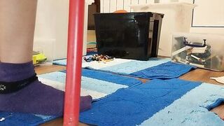 Sexy mom cleans the house naked. - 5 image