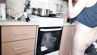 Sexy mom having breakfast in the bedroom, hairy, big, big ass. Sexy amateur wife fingers her until orgasm. - 2 image