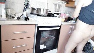 Sexy mom having breakfast in the bedroom, hairy, big, big ass. Sexy amateur wife fingers her until orgasm. - 5 image