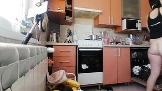 Sexy mom has breakfast in the bedroom, hairy, big, big ass. Sexy amateur wife fingers her to orgasm. - 13 image