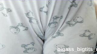Watch curvy bigass_bigtits_milf finger her camel toe while getting off with her favorite toy - 2 image