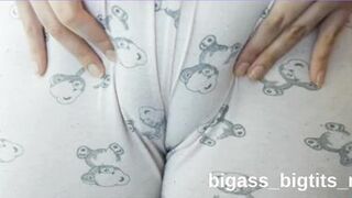 Watch curvy bigass_bigtits_milf finger her camel toe while getting off with her favorite toy - 4 image