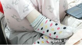 Bigass_bigtits_milf's homemade foot fetish video: curvy babe with white skin gets her feet,ankle & toes pleas - 15 image