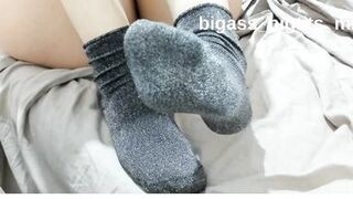 Watch curvy european amateur MILF's SOCKS-FEET-FEET-FOOT-FOOT fetish come to life! - 10 image