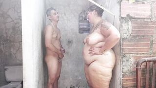 Magoculionero1 & Paolitasexy share a shower and deepthroat action with a big cock